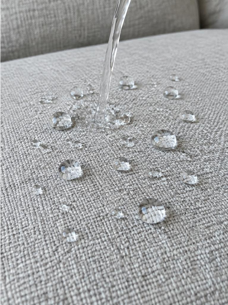 Tecido protegido com gotas sobre a superfície